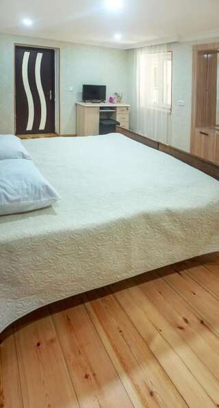 Гостевой дом Sanctuary Кутаиси Бюджетный двухместный номер с 1 кроватью или 2 отдельными кроватями-2